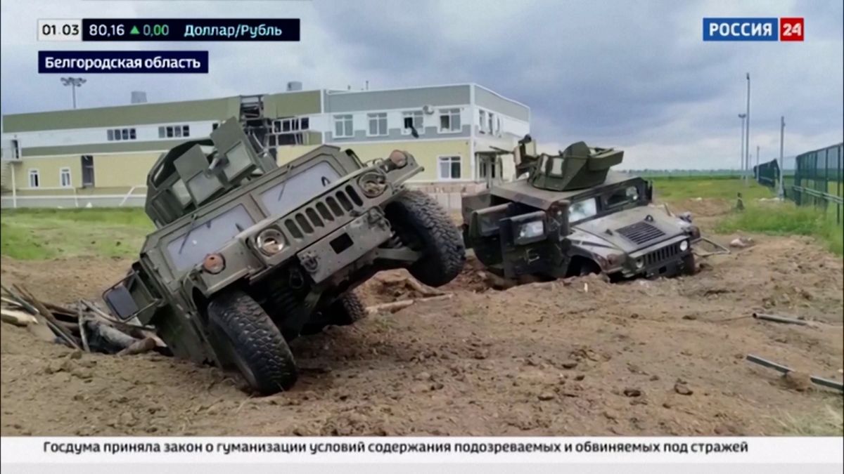 Rusové se chlubí zničenými americkými vozidly u Bělgorodu, záběry budí pochybnosti